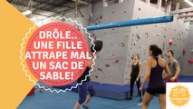 Drôle..Une fille attrape mal un sac de sable!