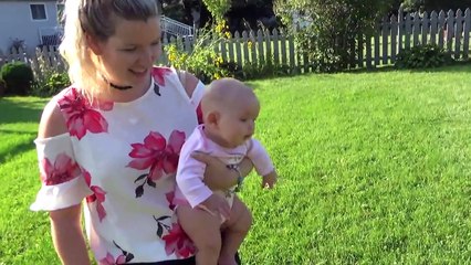 Un chien fait beaucoup rire un bébé !