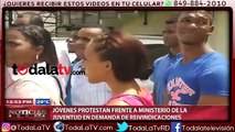 Jóvenes protestan frente al Ministerio de la Juventud en demanda de reivindicaciones-Noticias Ahora-Video