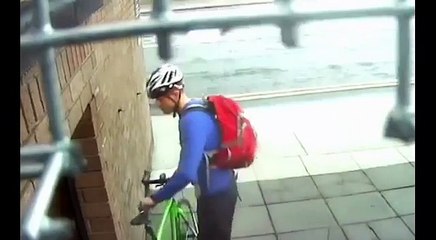 Cyclist attacks thief after leaving bike unlocked for seconds