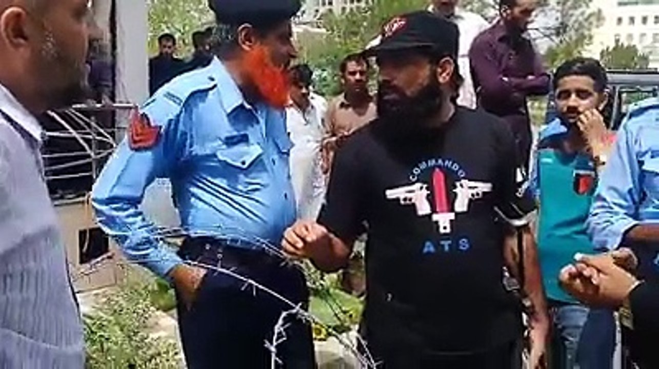 بہت دنوں بعد کوئی شیر کا بچہ دیکھا۔ جس دن، ہر بندہ اس آدمی جیسا جگرا پیدا کر لے گا۔ اُس دن پاکستان بدل جائیگا۔ #احمد