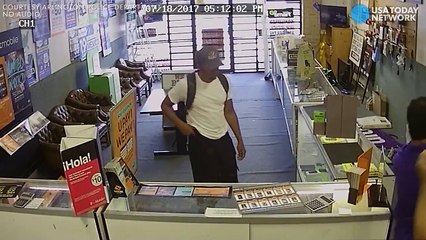 Video herunterladen: Camera captures store clerks fighting off armed robbers