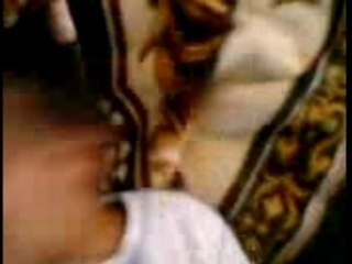 gamin entrain de ce picer dessus