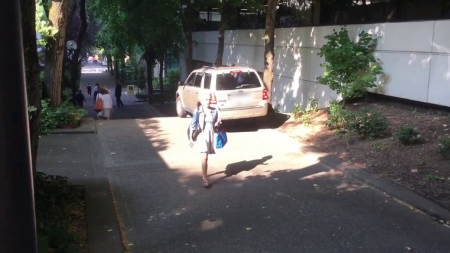 Cette conductrice dévale les escaliers piétons.. en 4x4 !!