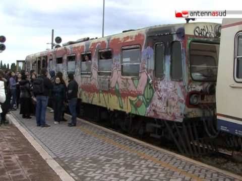 TG 08.11.10 Ritardi Fal, passeggeri invadono binari stazione Palo del Colle