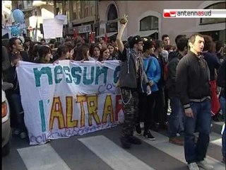 Download Video: TG 17.11.10 Studenti, ricercatori e precari in piazza anche a Bari contro i tagli all'istruzione