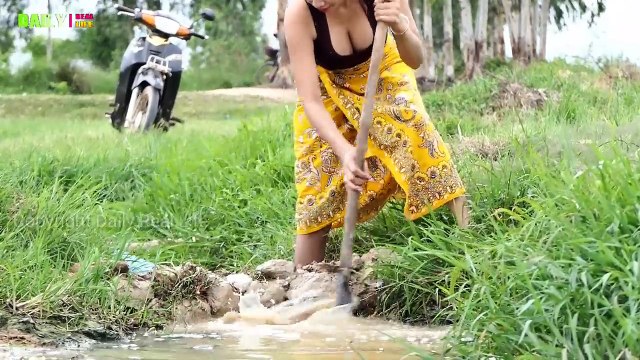 Primitive wonderful girl Catch fish Using plastic Pipe trap How to catch fish traditional