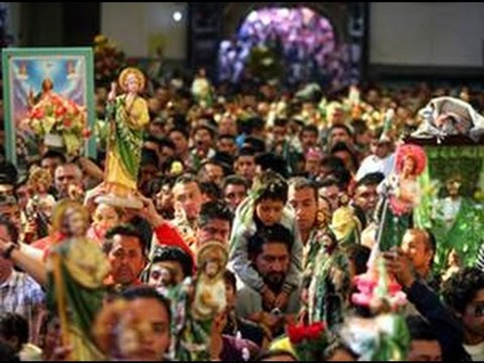 Capitalinos llegan a la Iglesia de San Hipólito para festejar a San Judas Tadeo