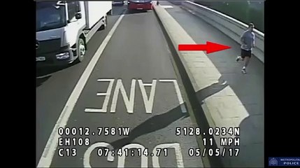 CORREDOR EMPUJA A UNA MUJER A LAS RUEDAS DE UN AUTOBÚS