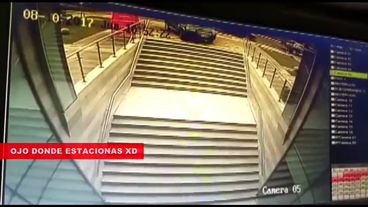CONDUCTORA CONFUNDE UNAS ESCALERAS CON LA ENTRADA DE UN PARKING