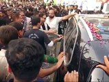 سابق وزیراعظم کے لئے سخت سیکورٹی ، نواز شریف کی گاڑی میں سے نکلنے والے جیو کے رپورٹر قیوم صدیقی تصویر بنانے لگے تو نواز