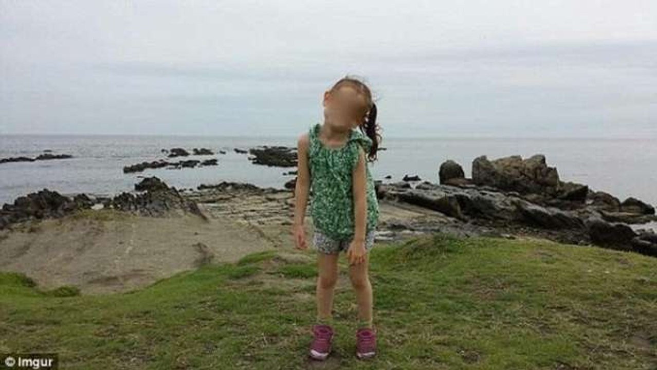 Casal tira foto de filha e detalhe atrás da criança chama atenção.