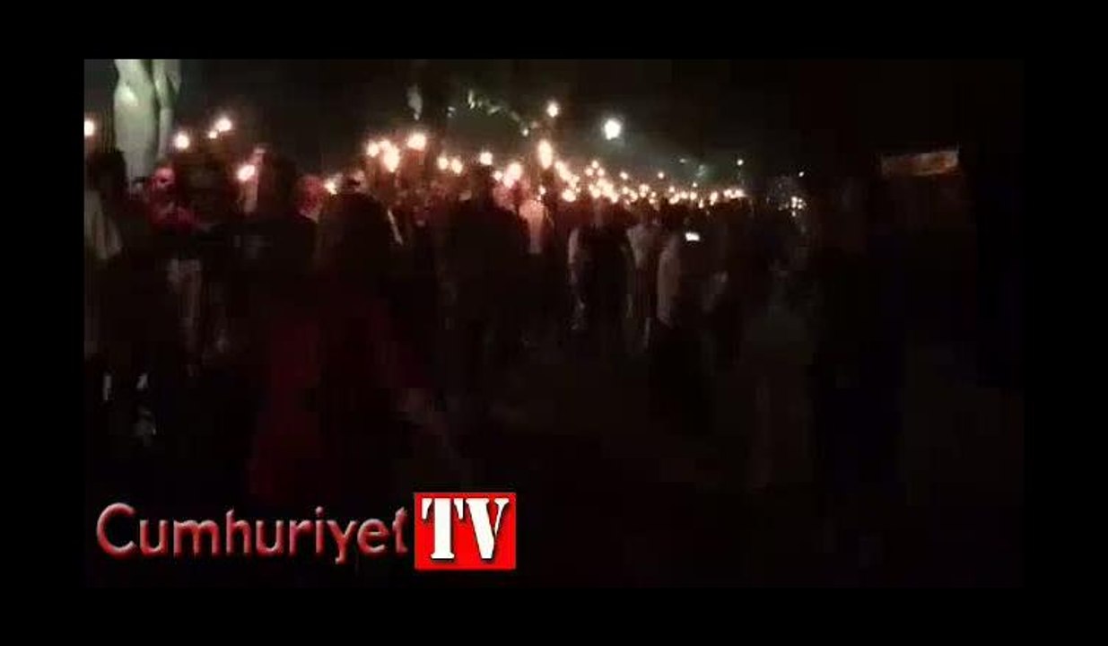 Ku Klux Klan'dan meşaleli yürüyüş