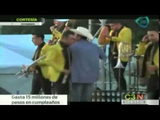 Alcalde de Nayarit levanta vestido a jovencita en baile