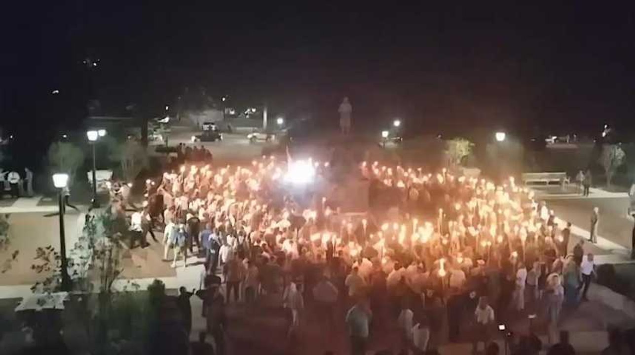 Saluts nazis, torches et armes lourdes, les images hallucinantes d'un rassemblement d'extrême-droite aux États-Unis