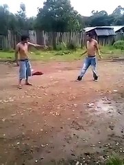 Borrachos discuten y se pelean en la calle