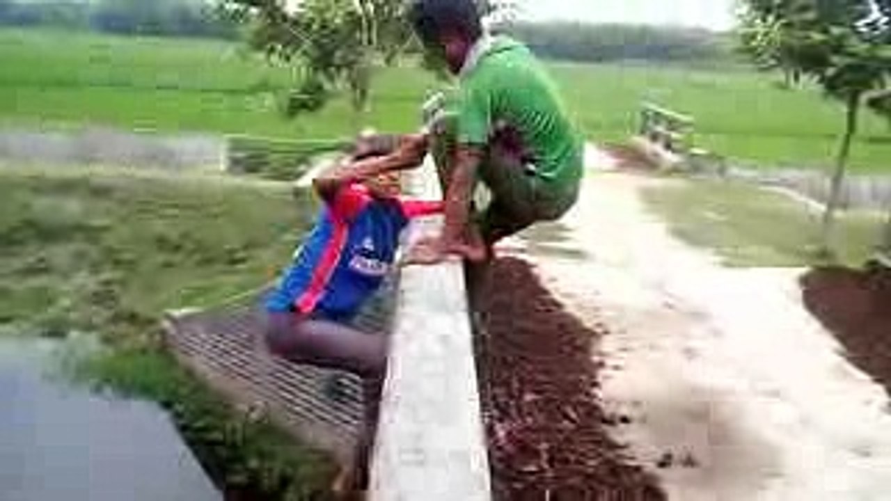 Funny_Videos_ চরম ফানি একটা ভিডিও দেখুন।