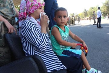 Batman'da 2 Şehit İçin Düzenlenen Törende Yürek Burkan Soru: Anne, Benim Babam Hangisi?
