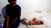 Bebe se ríe a carcajadas cuando patea a su papa