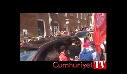 ABD’de otomobil göstericilerin arasına daldı