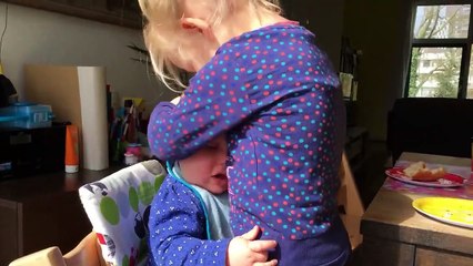 Trop mignon : ce bébé et sa grande sœur s'adorent