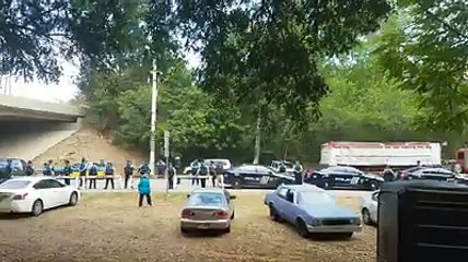 Camiones escoltados por la Policia al vertedero a depositar cenizas ante la mirada de disgusto de los manifestantes