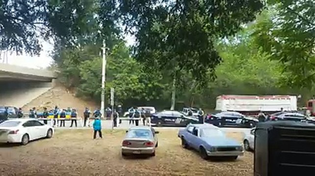 Camiones escoltados por la Policia al vertedero a depositar cenizas ante la mirada de disgusto de los manifestantes