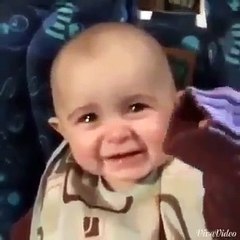 Kürtçe ninni dinleyen çocuk duygusallaşıyor