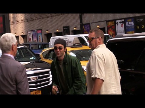 Robert Pattinson Chegando Ao Ed Sullivan Theater Em NY (09/08/17)