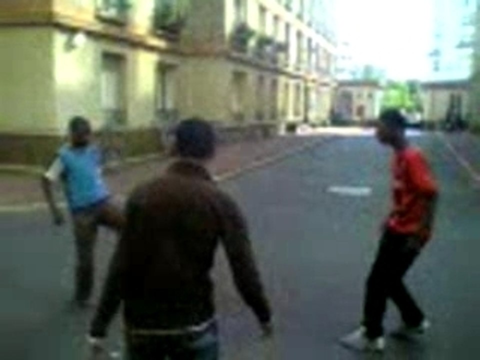 Geste dakim au debut de la video