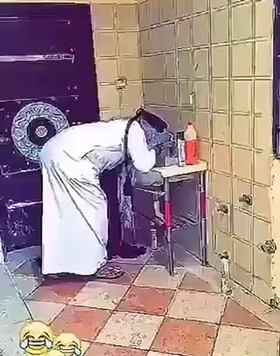 arabi man drinking water in ramdan hehehehe