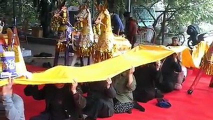 Đức Phật không chỉ bày như vậy Mà chúng sinh bày vẽ đủ thứ ở Ta Bà Mất tiền tốn của lợi ích chi ?
