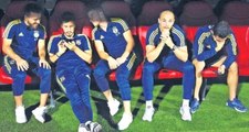 Yedek Kulübesinde Telefonla Oynayan Fenerbahçelilerin Görüntüsü Olay Oldu