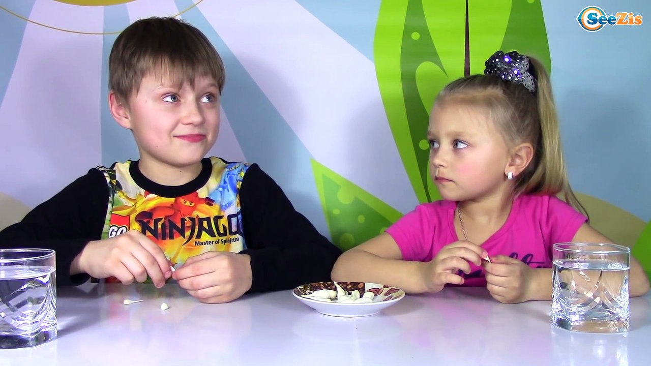 Челленж: попробуй не заплачь не скривись и не запей еду! Видео для детей Игры