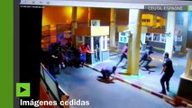 Ce garde-frontière se fait casser la jambe par des migrants qui force la barrière à Ceuta en espagne