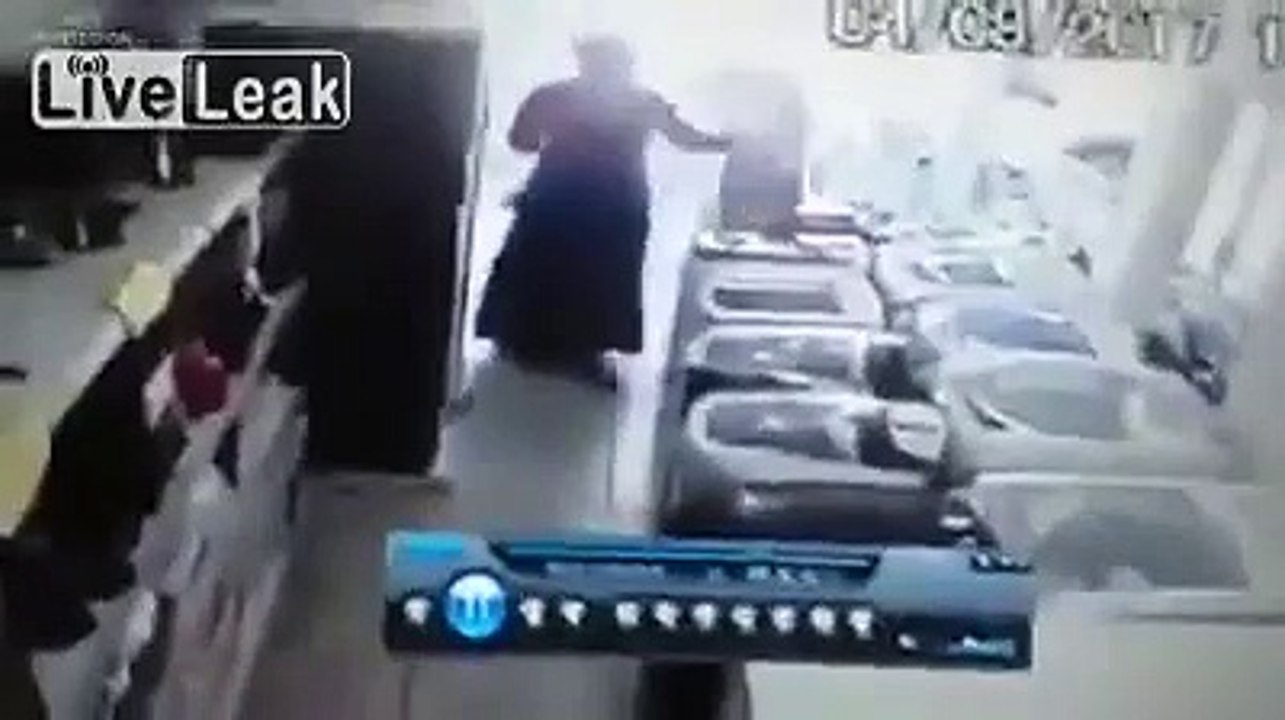 Cette femme vole un écran plat de 90cm... Hop sous la jupe