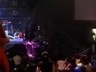 Onew (SHINee) bị dàn ánh sáng sân khấu suýt đè trúng