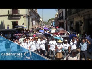 Maestros de Oaxaca marchan para conmemorar su día