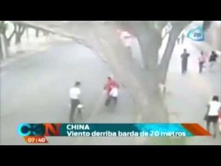 VIDEO: Viento derriba barda de 20 metros en China