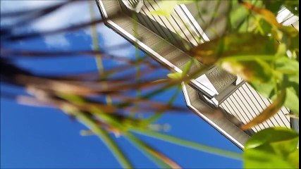 Il lâche son téléphone en filmant en plein vol en avion !!