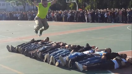 13 kişinin üstünden patenle atladı