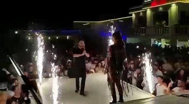 Gena ulet ne gjunje dhe i propozon martese Genta Ismajlit