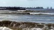 Internauta registra ondas e agitação no mar de Camburi, em Vitória