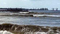 Internauta registra ondas e agitação no mar de Camburi, em Vitória