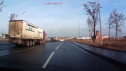 Ce Conducteur de Poids Lourd va éviter de peu le drame grâce à des réflexes incroyables
