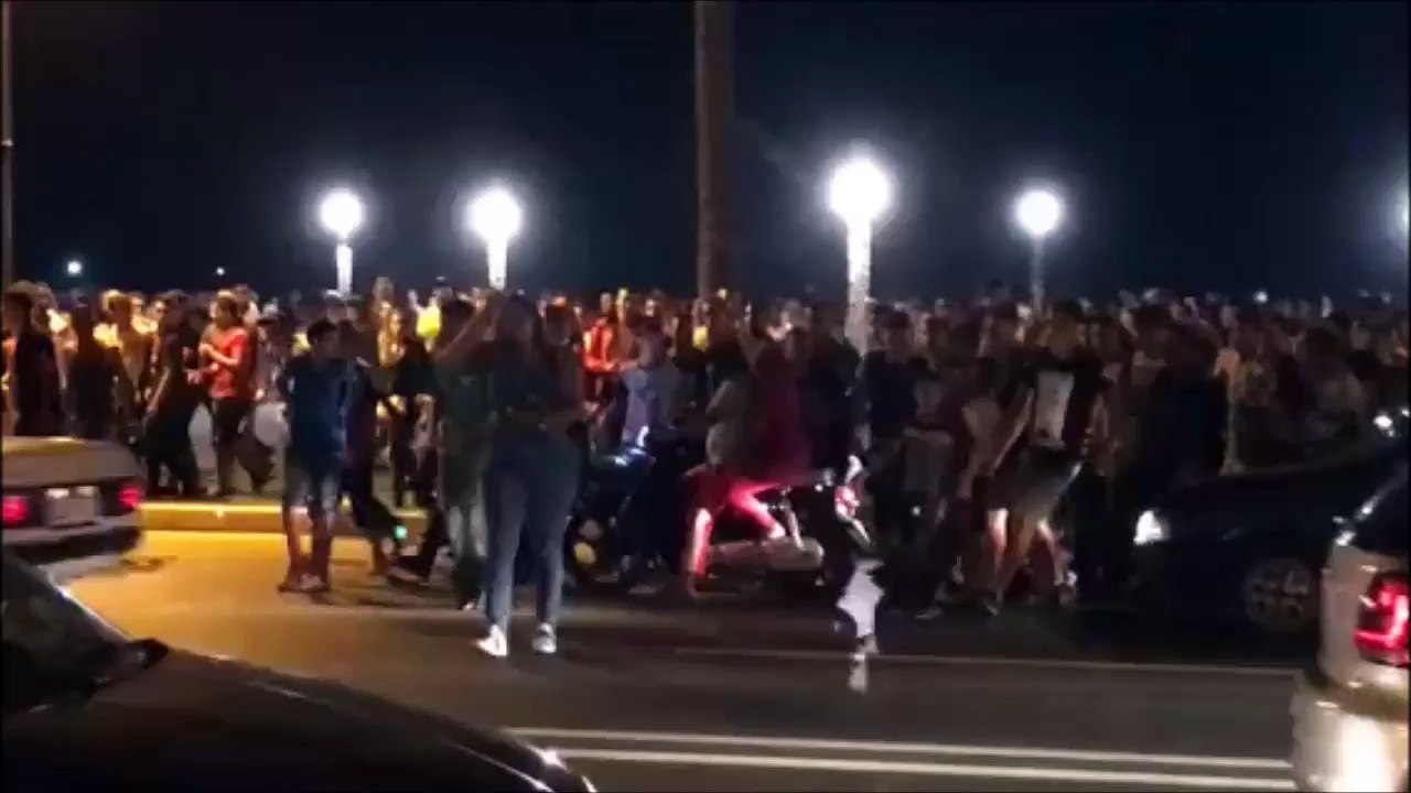 Au Maroc cette femme seule se fait harceler par des dizaines d'hommes dans la rue