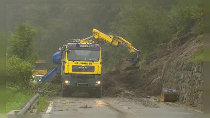 Schlammlawinen in Österreich: Zahlreiche Straßen aufgrund von Unwettern gesperrt