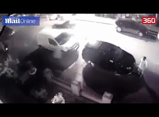 I riu mundohet te luftoje hajdutet qe po i grabisin makinen (360video)