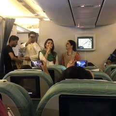 momina mustehsan singing patriotic songs in plane