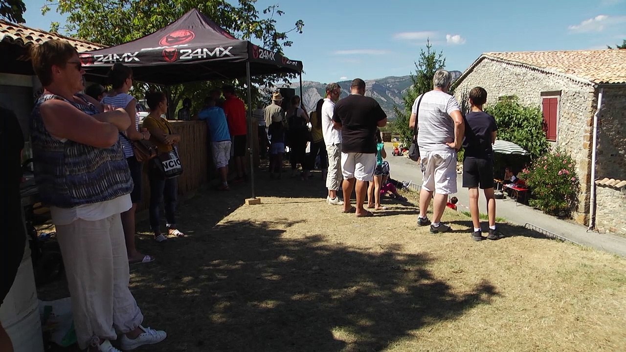 Hautes-Alpes : ils ont dévalé le village perché d'Upaix en caisse à savon ce dimanche